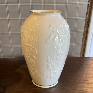 Lenox Masterpiece Ivory 14k gold trimmed embosseded vase